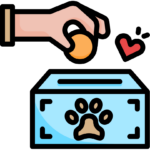 Eine Hand wirft eine Münze in eine Spendenbox.
