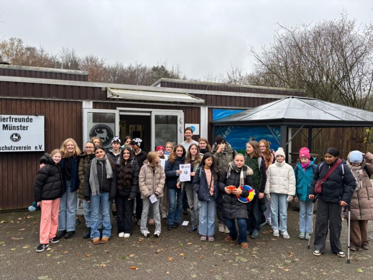 Schülerinnen und Schüler zu Besuch im Tierheim